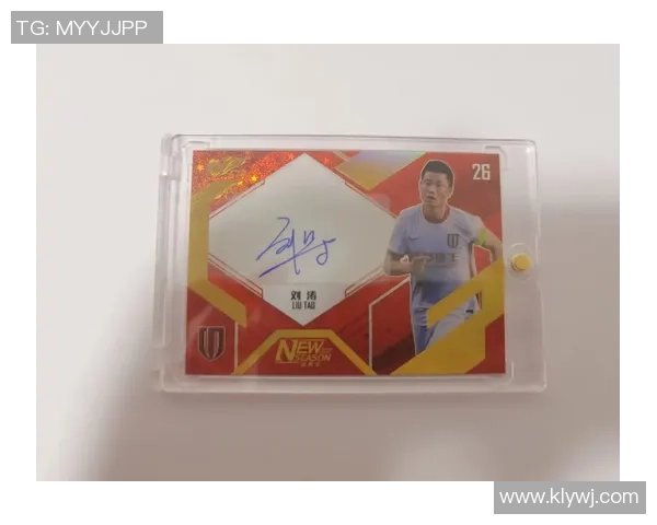 女生盲抽足球球星卡惊喜不断现场氛围欢乐十足